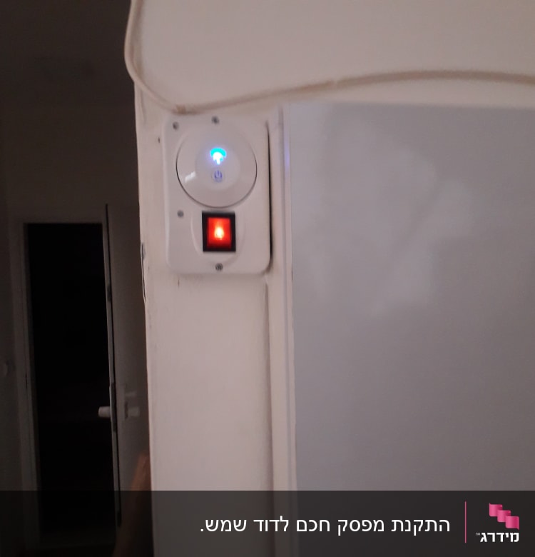 מתג חשמלי עם נורית חיווי כחולה ואדומה